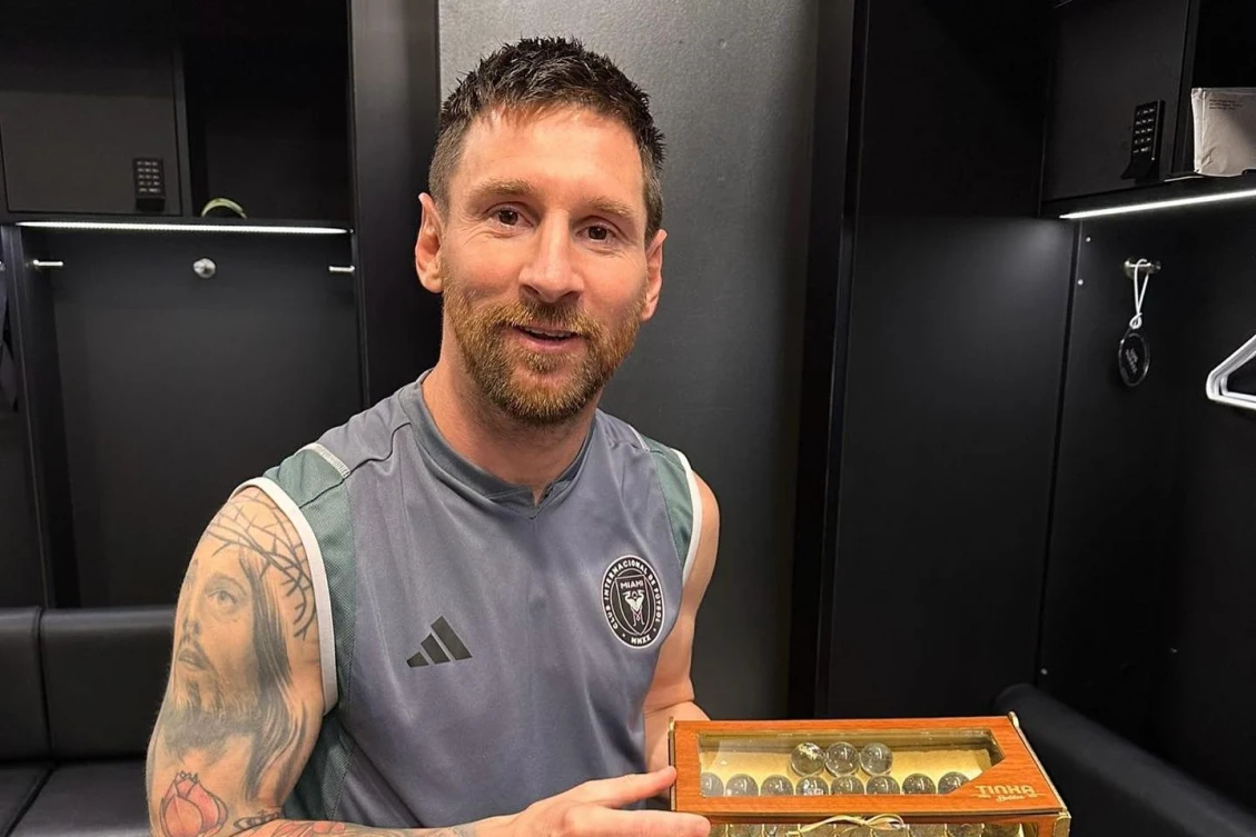 CONTENTO. Lionel Messi posa con la caja de canicas ilustradas con los rostros de los campeones del Mundo. Foto tomada de Instagram.