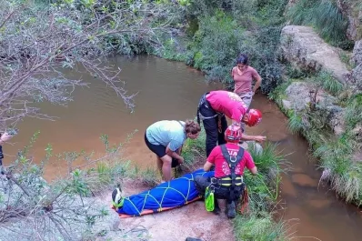 Una joven se cayó de un puente colgante mientras intentaba sacar fotos