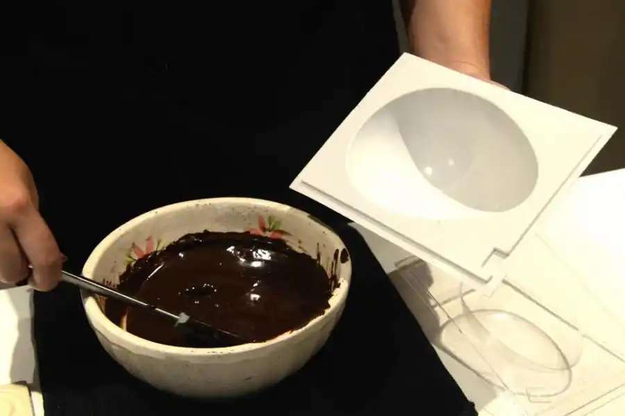 DEDICACIÓN Y CUIDADO. Seguir los consejos de Paula García hará que tus huevos de pascua queden exquisitos.