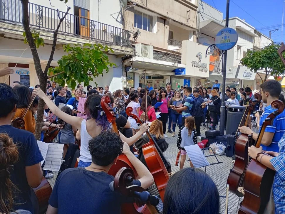 FRENTE A LA GACETA. Los miembros de los Coros y Orquestas Infanto-Juveniles manifestaron en la peatonal.