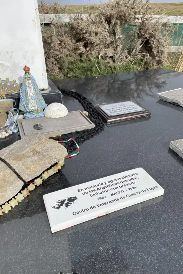 PLACA. De los Veteranos de Guerra de Luján para el cementerio de Darwin.