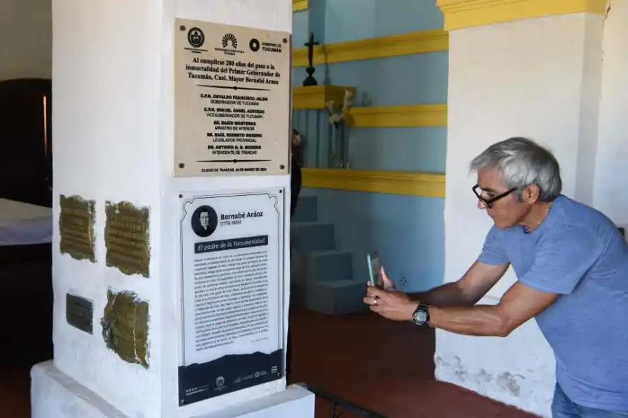 SEPULTURA. En la iglesia se descubrió ayer una placa conmemorativa.