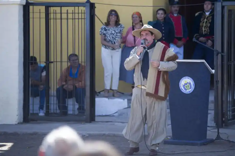 ALOCUCIÓN. El historiador José María Posse habla durante los actos.