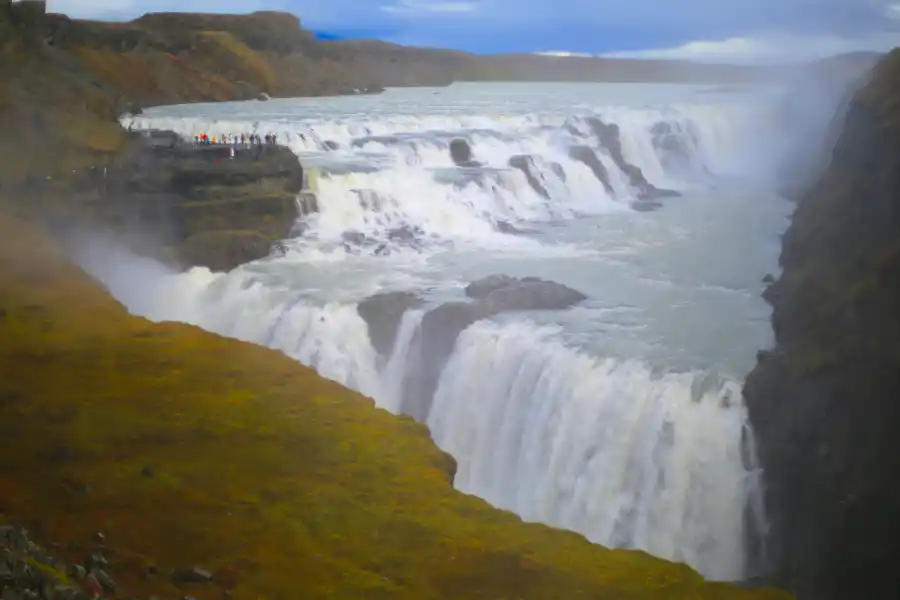 Miles de turistas visitan diariamente la célebre cascada de Gullfoss.