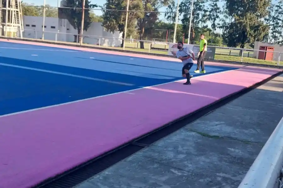 Su pasión le gana al desgaste: es jugador y técnico en Natación y Gimnasia