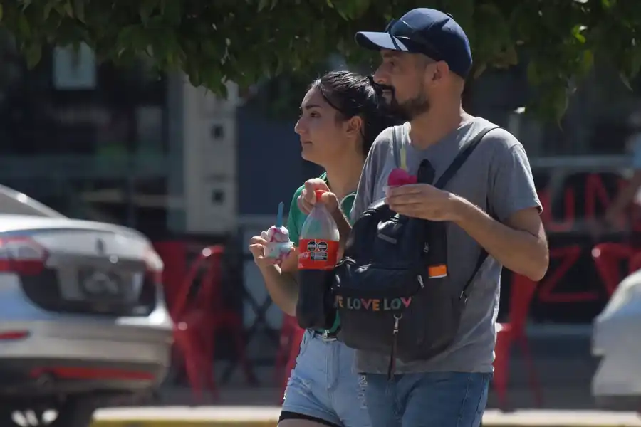 Calor en la ciudad: un vendedor de achilata contó el origen del nombre del helado tucumano