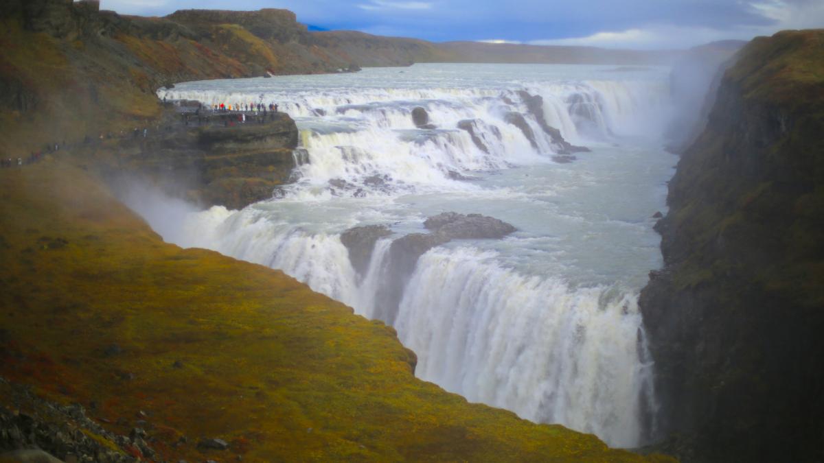 Miles de turistas visitan diariamente la célebre cascada de Gullfoss.