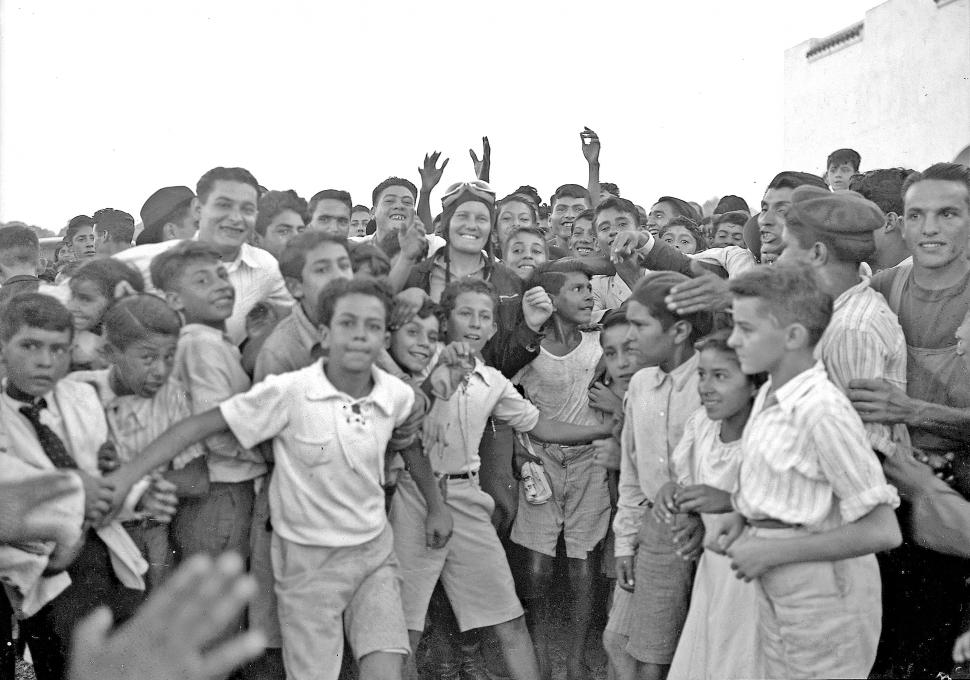 ABRIL DE 1940. Una multitud rodea a Carola Lorenzini demostrándole todo su cariño tras descender del avión que conducía.