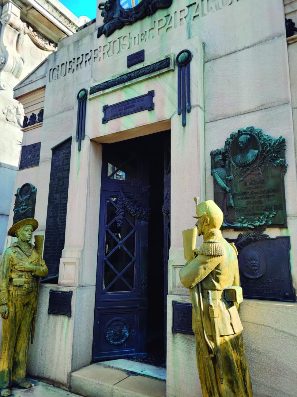 PANTEÓN DE LOS GUERREROS DEL PARAGUAY. Dos estatuas de bronce representan dos soldados de esa campaña.