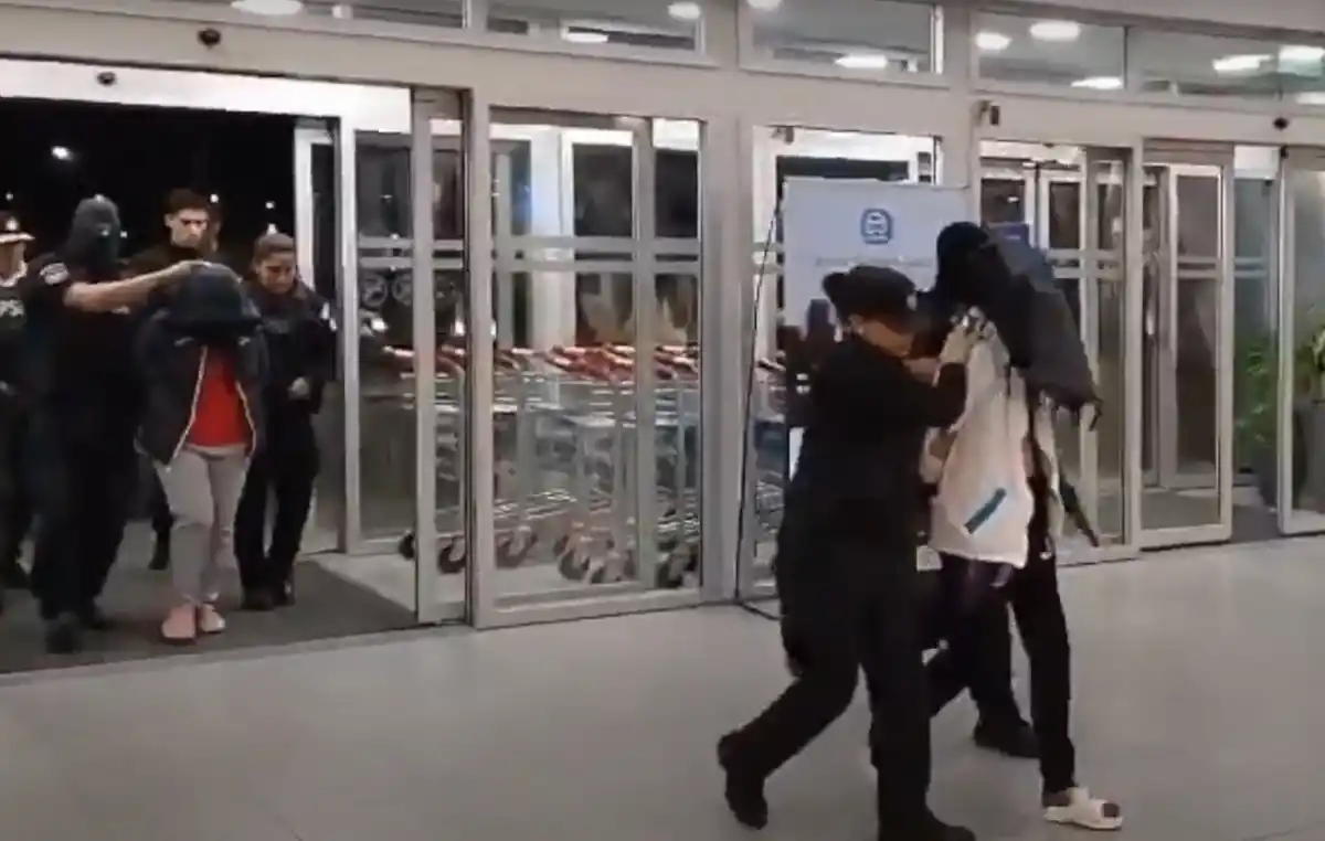 Dos jóvenes fueron detenidas. CAPTURA DE VIDEO