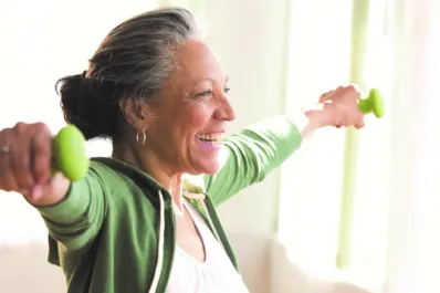 Por qué hacer pesas a partir de los 50 es más importante que salir a caminar todos los días
