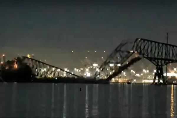Un puente gigante de Estados Unidos se derrumbó luego de que un barco lo chocara
