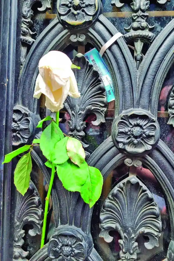 LA TUMBA DE EVA PERÓN. Siempre hay flores en la puerta.