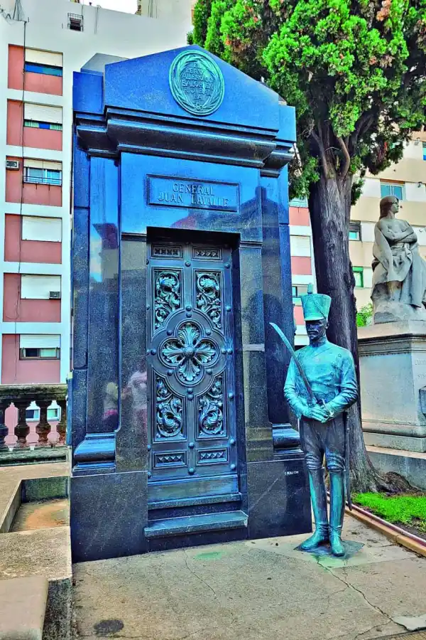 TUMBA DE JUAN LAVALLE.  Descansa a metros de la tumba de Dorrego.