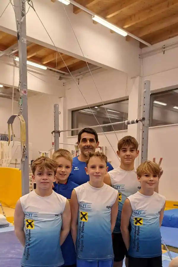 ENTRENADOR. Zelaya con los gimnastas que forma en el centro de alto rendimiento Sportzentrum Niederösterreich.