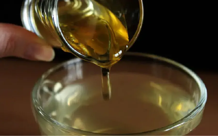 Cuáles son los beneficios de tomar agua con miel en ayunas