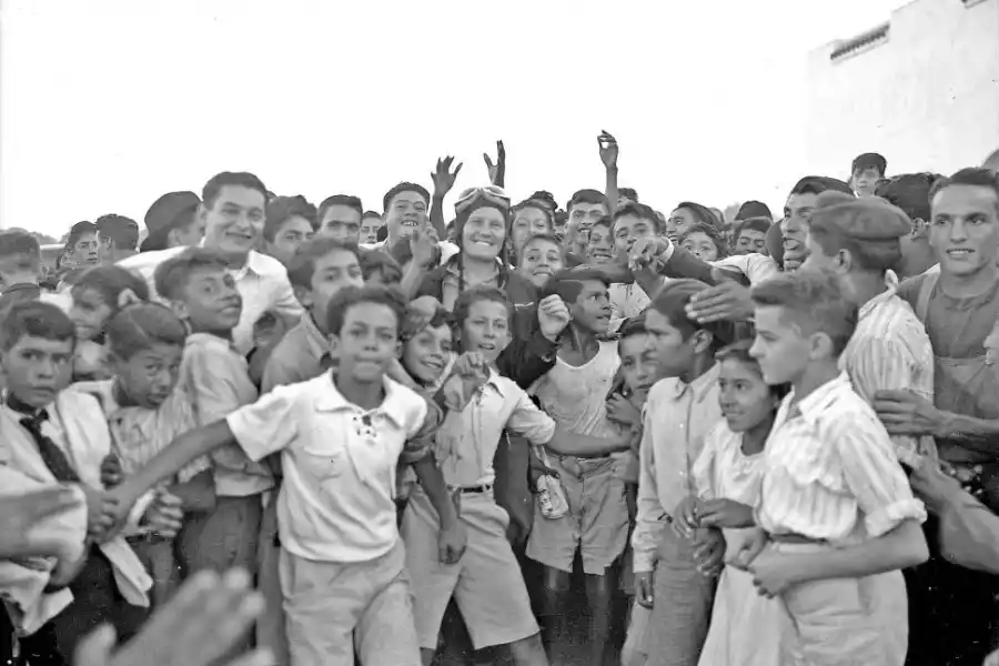 ABRIL DE 1940. Una multitud rodea a Carola Lorenzini demostrándole todo su cariño tras descender del avión que conducía.