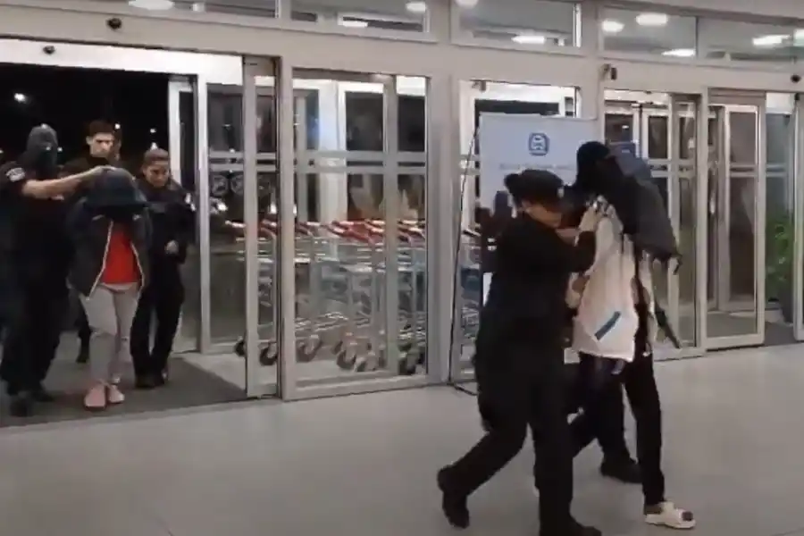 Dos jóvenes fueron detenidas. CAPTURA DE VIDEO