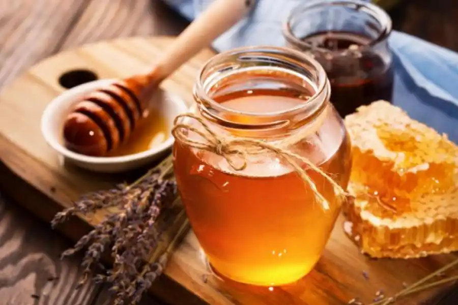 Entre los beneficios de tomar agua con miel se encuentra el alivio a numerosas enfermedades.