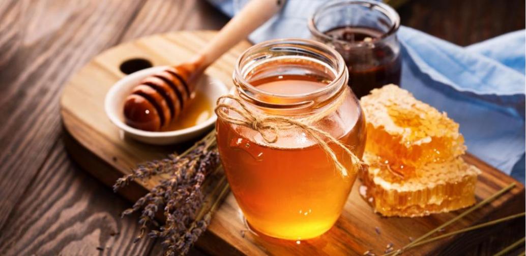 Entre los beneficios de tomar agua con miel se encuentra el alivio a numerosas enfermedades.