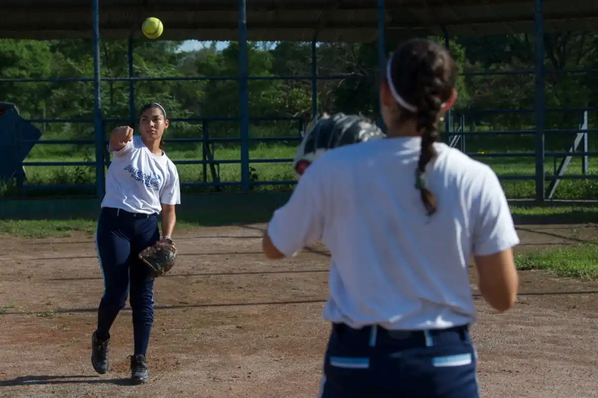 Las mellizas de “oro”: tienen los mejores promedios en el colegio y llegaron a la selección argentina de softbol