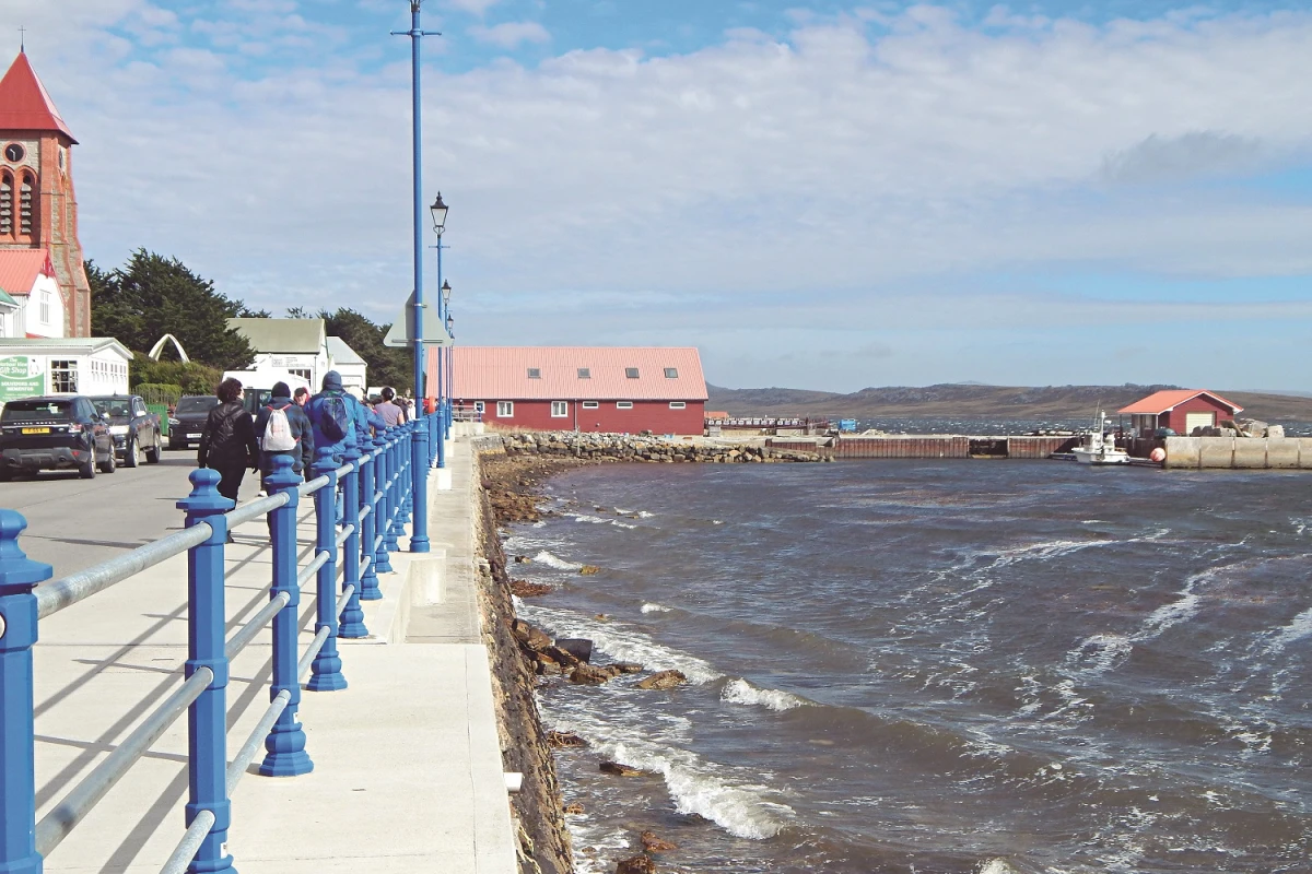 EL CORAZÓN DE LA CIUDAD. La costa de Puerto Argentino / Stanley. Cerca de allí, en el Historic Dockyard Museum, se pueden conocer las historias sobre los soldados que pasaban hambre y frío. FOTOS GENTILEZA NIEVA RODRÍGUEZ 