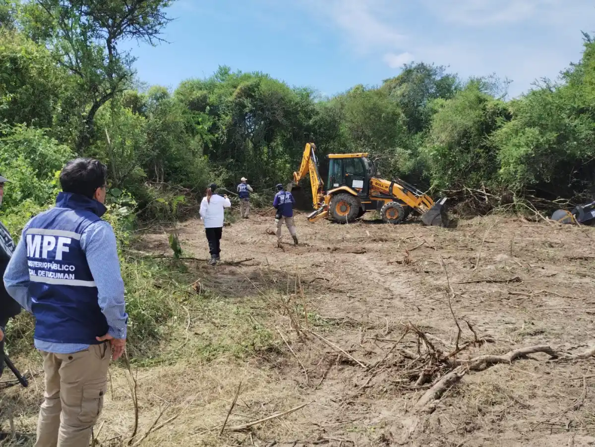 Operarios buscan al pequeño Benjamín. FOTO MPF