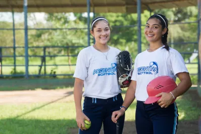 Las mellizas de “oro”: tienen los mejores promedios en el colegio y llegaron a la selección argentina de softbol
