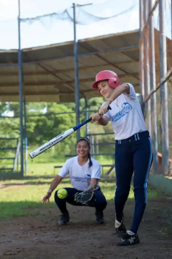 Las mellizas de “oro”: tienen los mejores promedios en el colegio y llegaron a la selección argentina de softbol