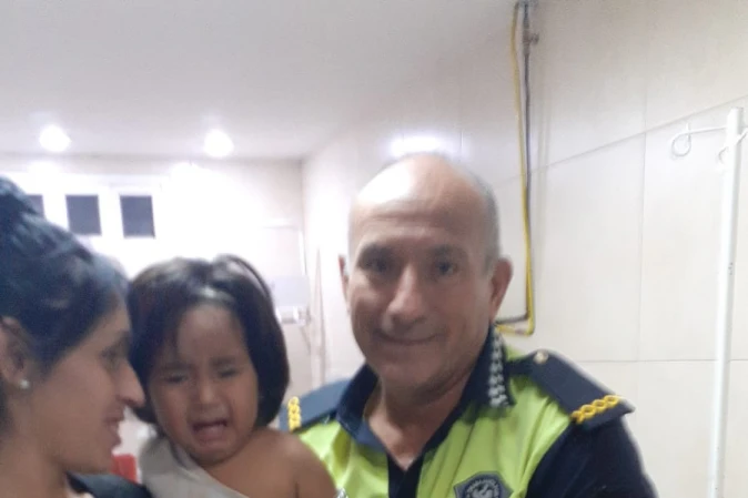 Con reanimación cardiopulmonar, un policía tucumano le salvó la vida a una niña