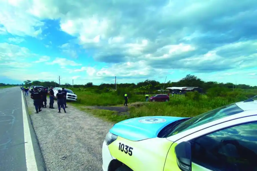 MOVIMIENTO. Los efectivos fueron concentrados a la vera de la ruta 157. La localidad de Atahona quedó conmovida por el caso.