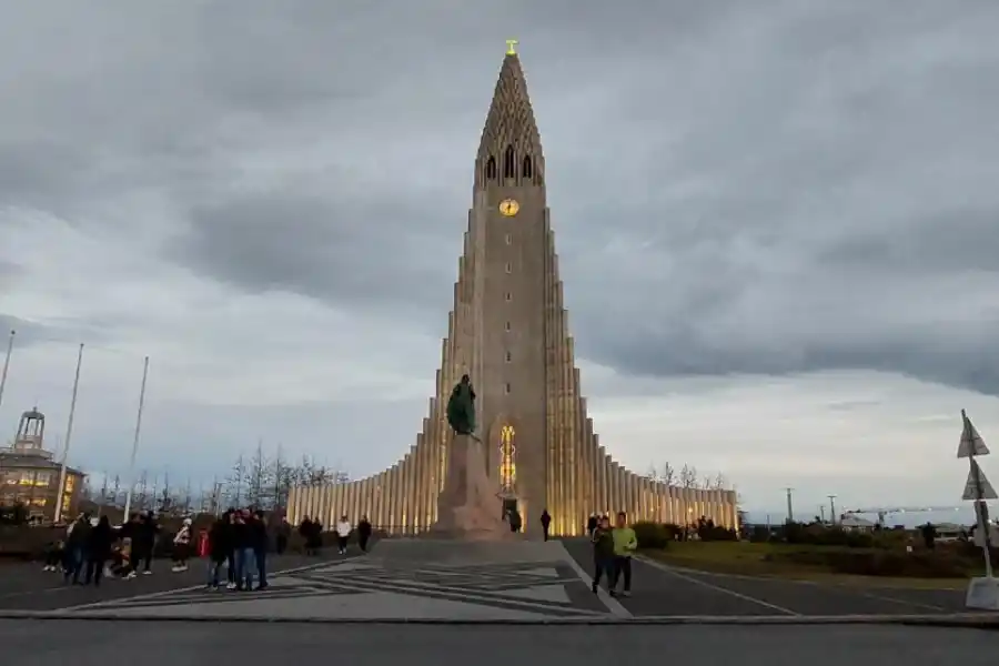 HALLGRÍMSKIRKJA. Su diseño está inspirado en las columnas basálticas que dejaron grandes erupciones volcánicas. FOTOS DE ÁLVARO MEDINA / LA GACETA