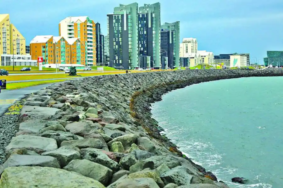 COSTA DE REIKIAVIK. De un lado, el imponente Atlántico Norte; del otro, la prolijidad de la capital de Islandia.