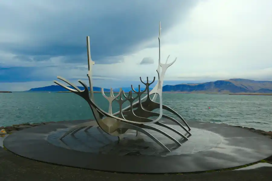 EL VIAJERO DEL SOL. Monumento en homenaje a los primeros colonos vikingos.