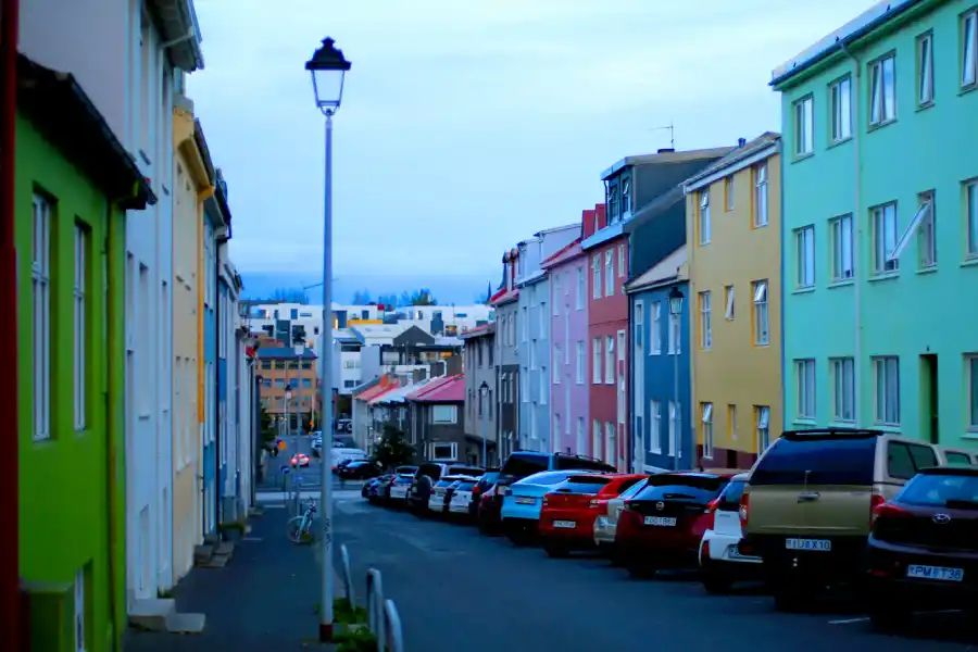 Predominan son los coloridos chalets al estilo suizo con sus techos inclinados de metal corrugado y sus coloridas fachadas.