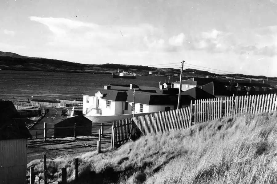 PUERTO ARGENTINO_STANLEY EN 1982. En aquel momento, el pueblo principal era extremadamente pequeño y el 40% vivía en el campo