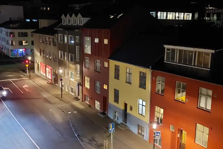 Vista nocturna de la ciudad de Reikiavik.