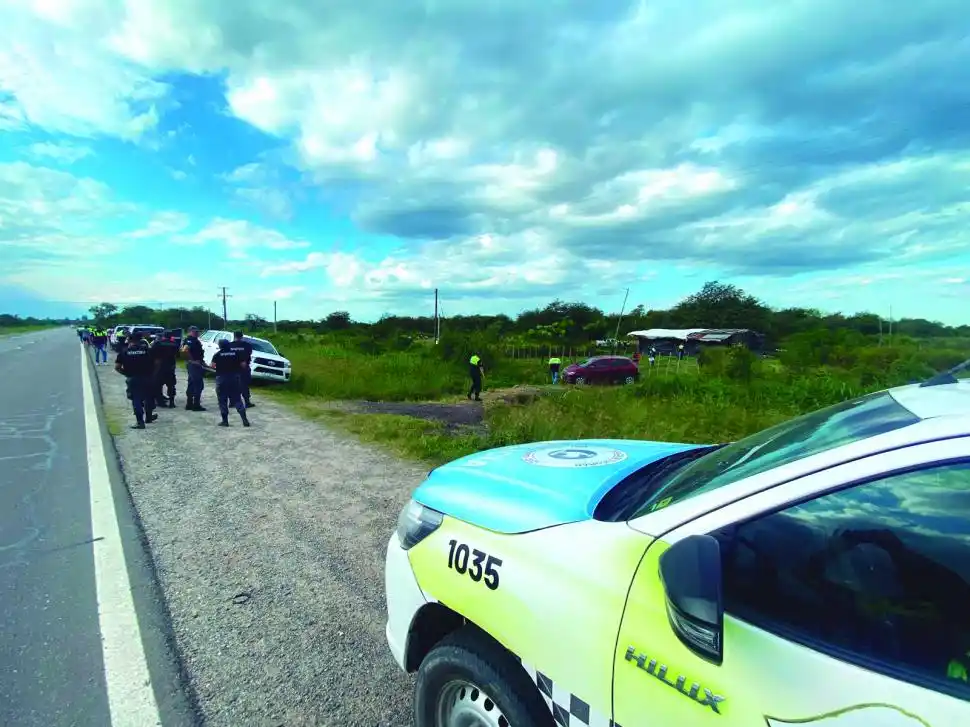 MOVIMIENTO. Los efectivos fueron concentrados a la vera de la ruta 157. La localidad de Atahona quedó conmovida por el caso.