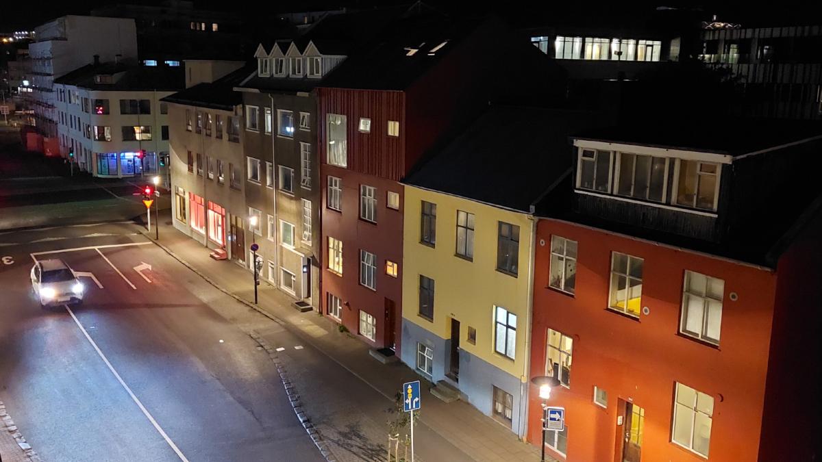 Vista nocturna de la ciudad de Reikiavik.
