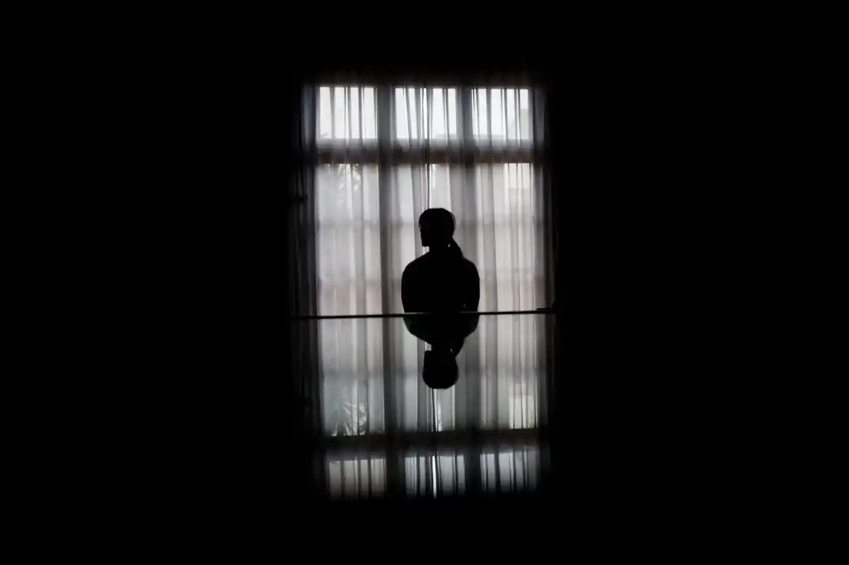 El joven pasa sus noches pensando en lo que le sucede, o lo que sucederá