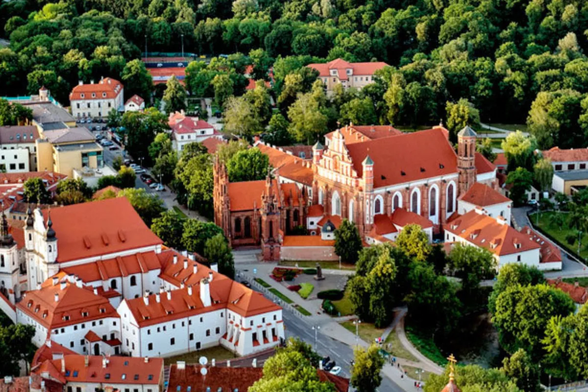 Cuál es el país europeo que fue elegido como el país más feliz del mundo para las personas menores de 30 años