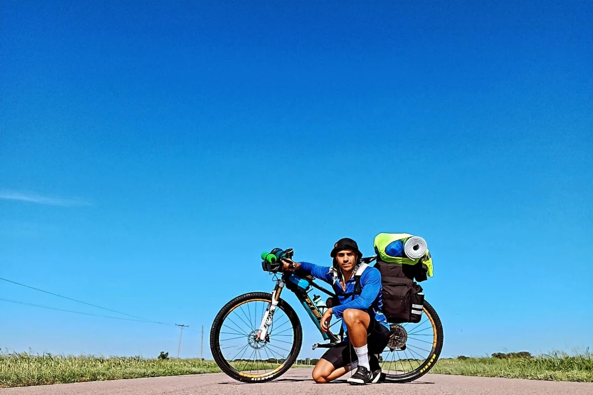 Es amante del ciclismo, y pedaleó hasta Brasil para cumplir un sueño