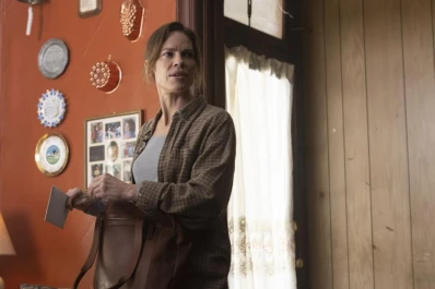 Un thriller con Hillary Swank como una “buena madre” que exige justicia