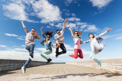 Cuál es el país europeo que fue elegido como el país más feliz del mundo para las personas menores de 30 años