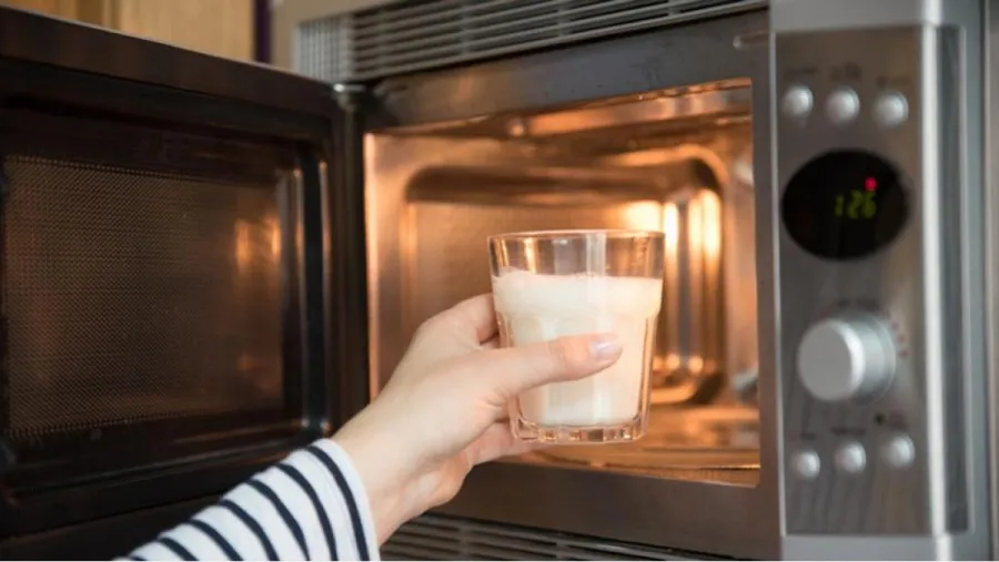 Al calentar la leche en el microondas, esta puede perder hasta la mitad de sus nutrientes. 