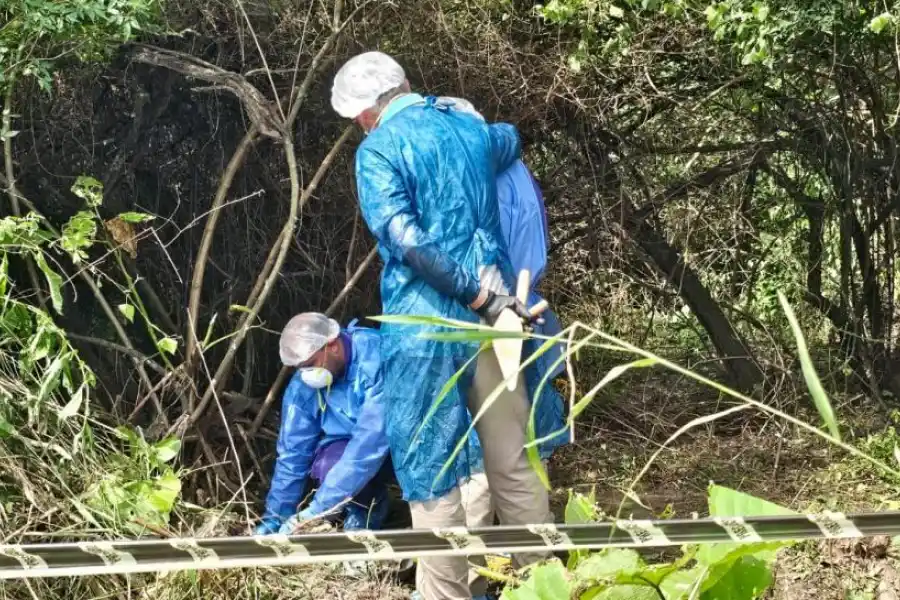PERÍMETRO. Peritos del Ministerio Público Fiscal trabajaron con sumo cuidado en la búsqueda de los restos óseos.
