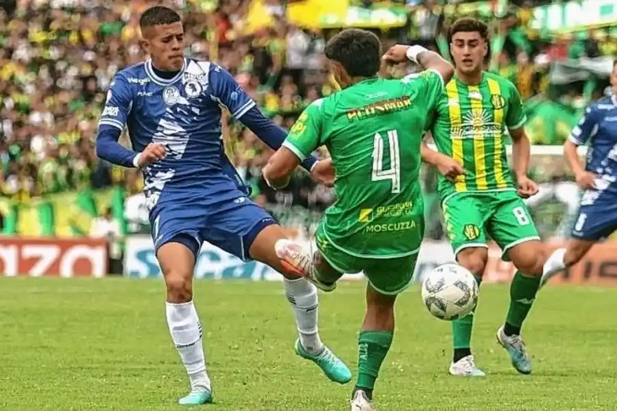 PENAL. Franco Godoy impactó de lleno sobre Guido Vadalá, de Alvarado. Para Arasa no fue infracción..