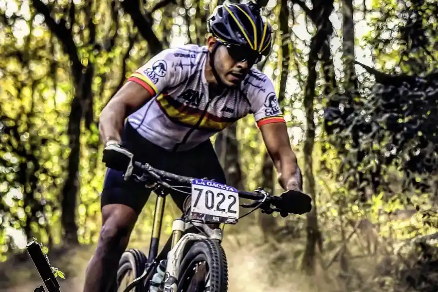 Es amante del ciclismo, y pedaleó hasta Brasil para cumplir un sueño