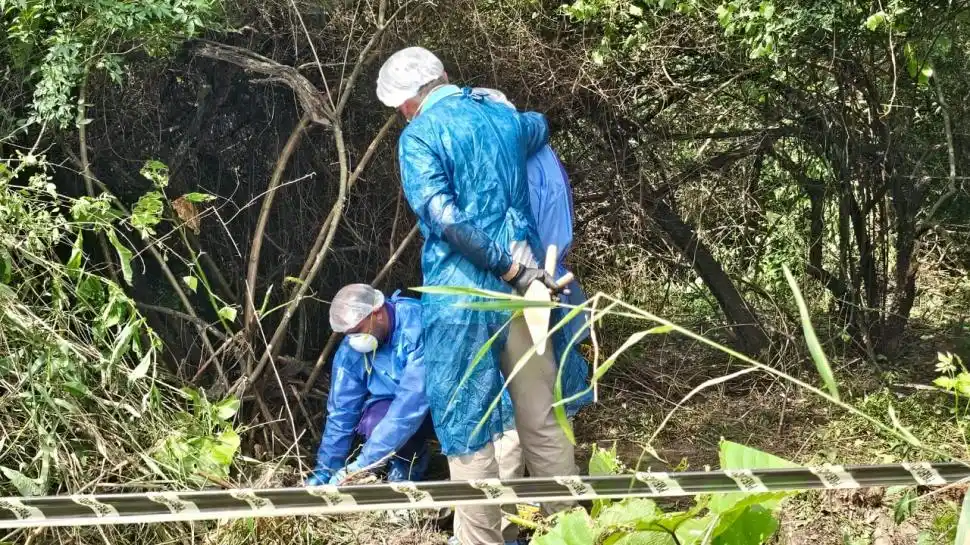 PERÍMETRO. Peritos del Ministerio Público Fiscal trabajaron con sumo cuidado en la búsqueda de los restos óseos.