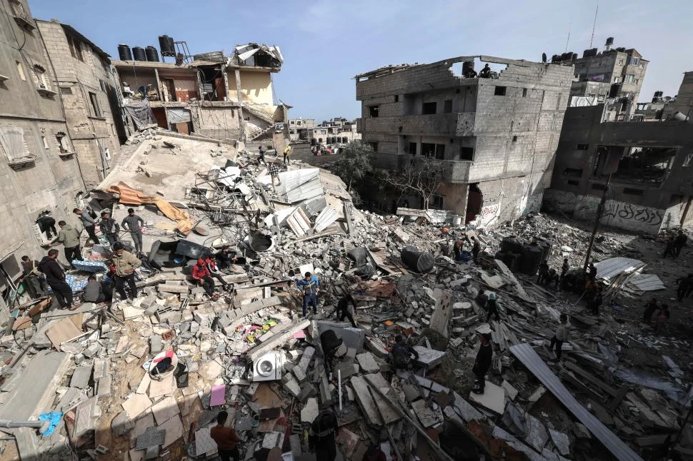 EN RUINAS. Los escombros de lo que fue un edificio en Rafah, en la zona sur de la Franja de Gaza, tras los bombardeos israelíes en la zona.  